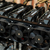 Telaio robusto per mining con supporto per 6-8 GPU, dotato di ventole nere per raffreddamento e cavi di alimentazione ben organizzati