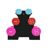 Set di manubri colorati su supporto, con pesi da 1kg, 2kg e 3kg in tonalità blu, rosso e rosa, su base nera elegante