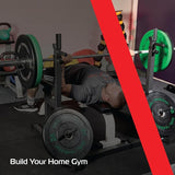 Panca piana nera con pesi verdi, utilizzata da un uomo durante un allenamento in un ambiente di home gym moderno e ben attrezzato