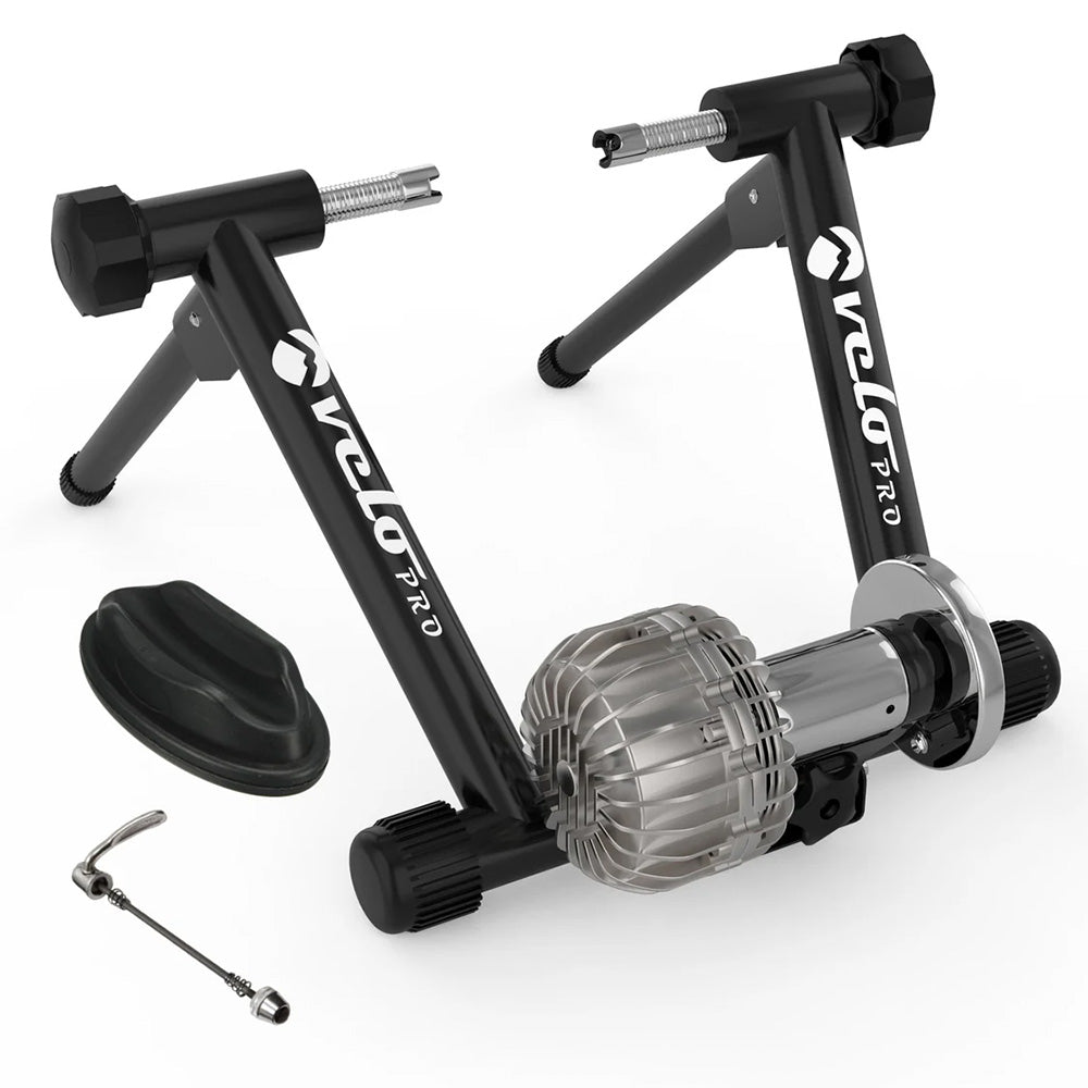Rullo fluido Velo Pro Nero con struttura nera, dettagli metallici e base stabile, ideale per allenamenti indoor su bici