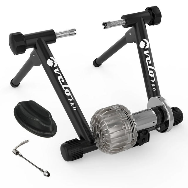 Rullo fluido Velo Pro Nero con struttura nera, dettagli metallici e base stabile, ideale per allenamenti indoor su bici