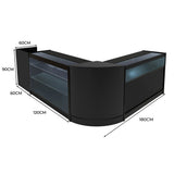 Set banconi negozio Polaris LED in nero, design angolare con ripiani in vetro, misure 180x120x90 cm, elegante e funzionale