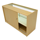 Bancone negozio in legno d'acero chiaro, con ripiano in vetro e anta scorrevole, ideale per esposizione e vendita di prodotti