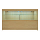 Bancone negozio in legno d'acero chiaro con illuminazione LED, ripiani in vetro trasparente, design moderno e linee pulite