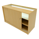 Set banconi in legno d'acero con finitura chiara, ante scorrevoli, illuminazione LED interna e ripiani aperti per esposizione