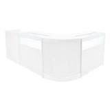 Bancone negozio angolare bianco con illuminazione LED, design moderno e superfici lisce, ideale per esposizione e accoglienza clienti