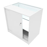 Bancone negozio bianco con illuminazione LED, struttura elegante, ante scorrevoli e ripiani in vetro per esposizione prodotti