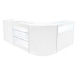 Bancone negozio angolare bianco con ripiani in vetro, design moderno e luminoso, ideale per esposizione prodotti e arredamento commerciale
