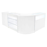 Bancone negozio angolare bianco con ripiani in vetro, design moderno e luminoso, ideale per esposizione prodotti e arredamento commerciale