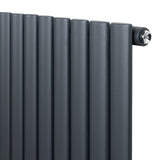 Radiatore ovale a colonna singola orizzontale antracite, con finitura opaca e valvole, design elegante e moderno, dimensioni 600 x 1620 mm