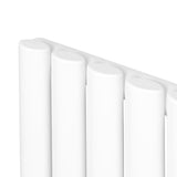 Radiatore ovale a colonna singola orizzontale bianco, con finitura liscia e valvole, dimensioni 600 x 1620 mm, design moderno e elegante