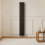 Radiatore ovale a colonna singola verticale, 1600 x 240 mm, finitura nera opaca, installato su parete chiara con pavimento in legno