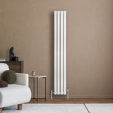 Radiatore ovale a colonna singola verticale bianco, con finitura liscia e valvole, posizionato in un ambiente moderno e minimalista