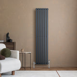 Radiatore ovale a colonna singola verticale antracite, 1600 x 360 mm, con finitura liscia e valvole, posizionato su parete beige