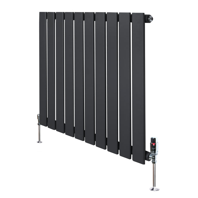 Radiatore piatto monocolonna grigio antracite, dimensioni 600 x 700 mm, con finitura liscia e valvole cromate ai lati
