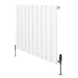 Radiatore piatto monocolonna bianco, dimensioni 600 x 700 mm, con finitura liscia e valvole di regolazione eleganti ai lati