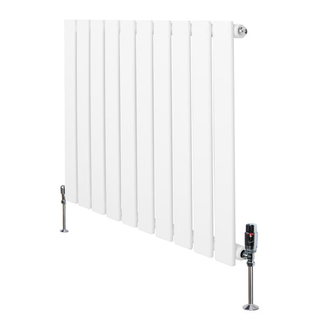 Radiatore piatto monocolonna bianco, dimensioni 600 x 700 mm, con finitura liscia e valvole di regolazione eleganti ai lati