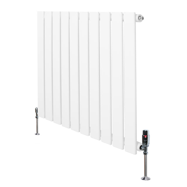 Radiatore piatto monocolonna bianco, dimensioni 600 x 700 mm, con finitura liscia e valvole di regolazione eleganti ai lati