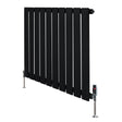 Radiatore piatto monocolonna nero, dimensioni 600 x 700 mm, con finitura liscia e valvole cromate ai lati per un design moderno ed elegante