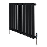 Radiatore piatto monocolonna nero, dimensioni 600 x 700 mm, con finitura liscia e valvole cromate ai lati per un design moderno ed elegante