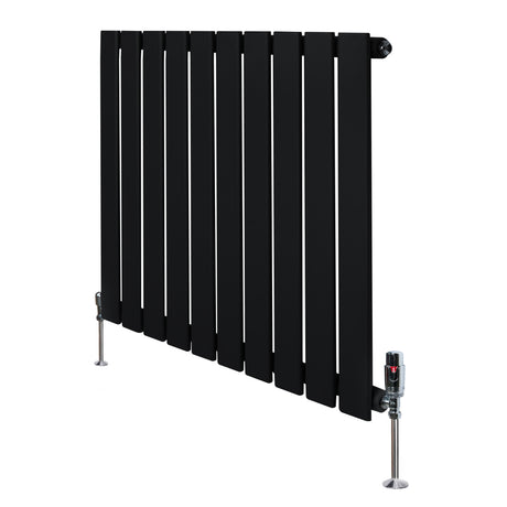 Radiatore piatto monocolonna nero, dimensioni 600 x 700 mm, con finitura liscia e valvole cromate ai lati per un design moderno ed elegante