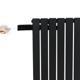 Radiatore piatto monocolonna nero con valvole, design elegante e lineare, ideale per riscaldare ambienti moderni e minimalisti