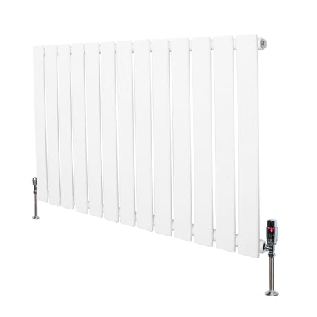 Radiatore piatto monocolonna bianco, design elegante con finitura liscia, dimensioni 600 x 910 mm, dotato di valvole moderne