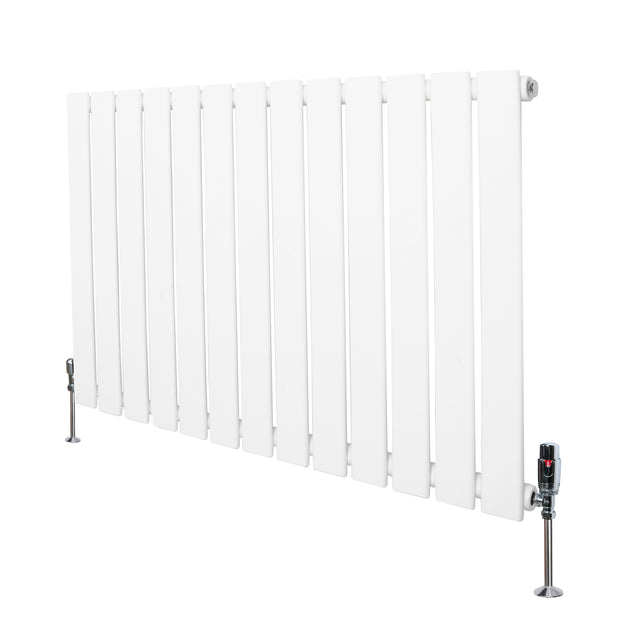 Radiatore piatto monocolonna bianco, design elegante con finitura liscia, dimensioni 600 x 910 mm, dotato di valvole moderne