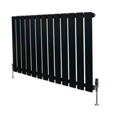 Radiatore piatto monocolonna nero, con finitura liscia e linee moderne, misura 600 x 910 mm, dotato di valvole eleganti