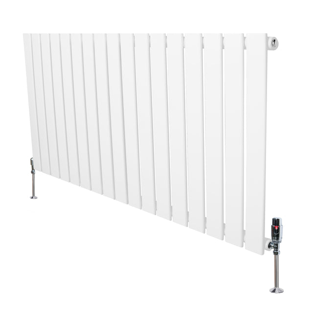 Radiatore piatto monocolonna bianco con finitura liscia, dimensioni 600 x 1190 mm, dotato di valvole eleganti e moderne