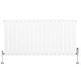 Radiatore piatto monocolonna bianco, dimensioni 600 x 1190 mm, con finitura liscia e valvole cromate ai lati per un design elegante