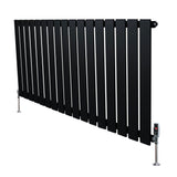 Radiatore piatto monocolonna nero, con finitura liscia, dimensioni 600 x 1190 mm, dotato di valvole e supporti metallici eleganti