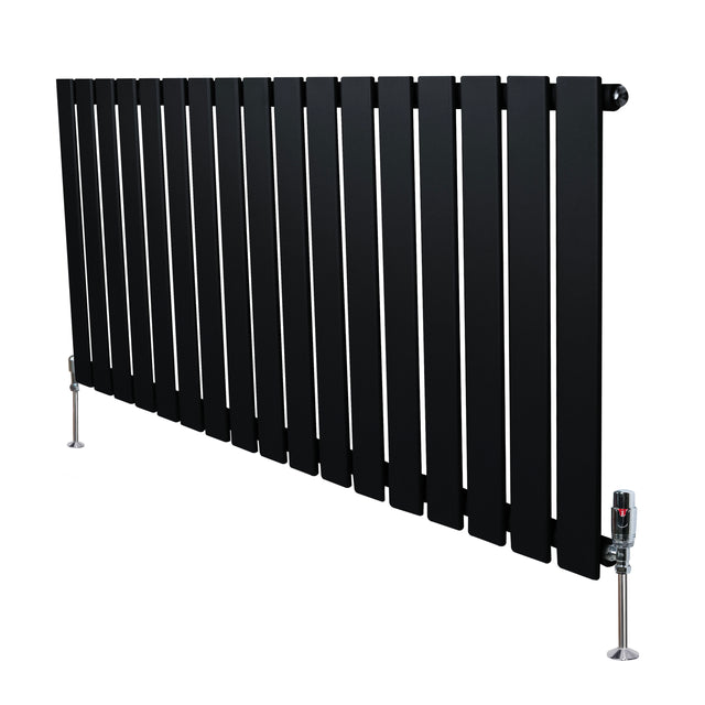 Radiatore piatto monocolonna nero, con finitura liscia, dimensioni 600 x 1190 mm, dotato di valvole e supporti metallici eleganti