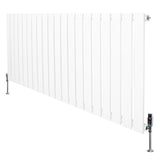 Radiatore piatto monocolonna bianco, 600 x 1400 mm, con finitura liscia e valvole moderne, ideale per ambienti eleganti e minimalisti