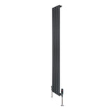 Radiatore piatto monocolonna grigio antracite, alto e stretto, con finitura liscia e valvole integrate per un design moderno ed elegante