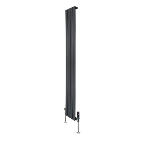 Radiatore piatto monocolonna grigio antracite, alto e stretto, con finitura liscia e valvole integrate per un design moderno ed elegante