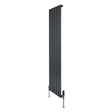 Radiatore piatto monocolonna grigio antracite, dimensioni 1600 x 420 mm, con finitura liscia e valvole integrate per un design moderno