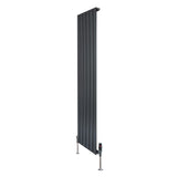 Radiatore piatto monocolonna grigio antracite, dimensioni 1600 x 420 mm, con finitura liscia e valvole integrate per un design moderno