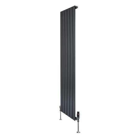 Radiatore piatto monocolonna grigio antracite, dimensioni 1600 x 420 mm, con finitura liscia e valvole integrate per un design moderno