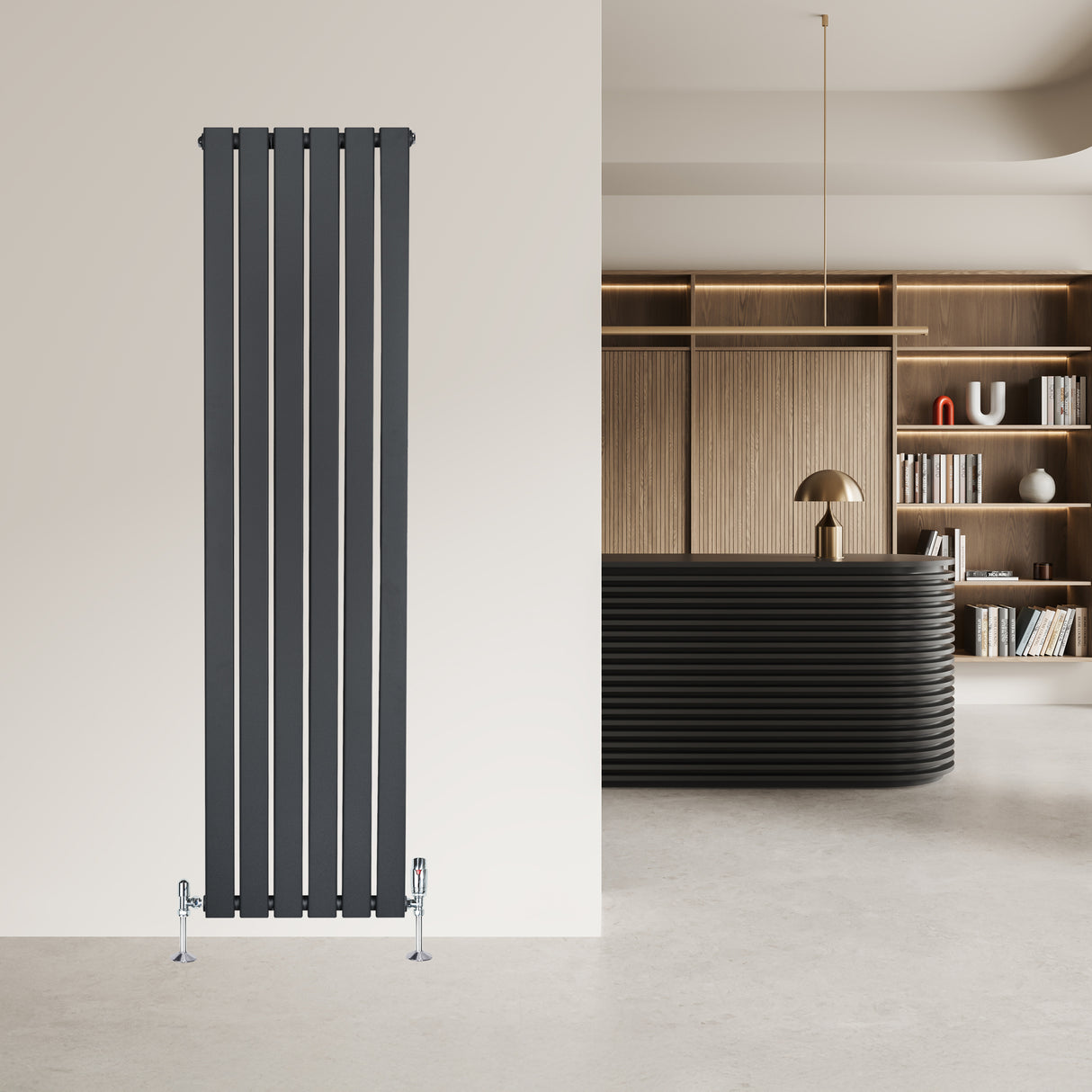 Radiatore piatto monocolonna grigio antracite, design elegante con finitura liscia, installato su parete chiara in un ambiente moderno
