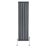 Radiatore piatto monocolonna grigio antracite, 1600 x 420 mm, con finitura liscia e valvole cromate, design moderno ed elegante