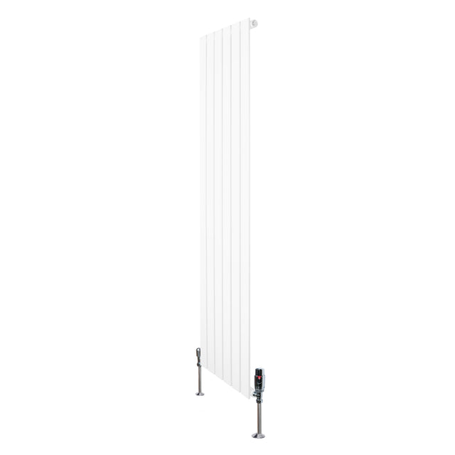 Radiatore piatto monocolonna bianco, dimensioni 1600 x 420 mm, con finitura liscia e valvole di regolazione in metallo lucido
