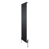 Radiatore piatto monocolonna nero, 1600 x 420 mm, con finitura liscia e valvole moderne, ideale per ambienti contemporanei