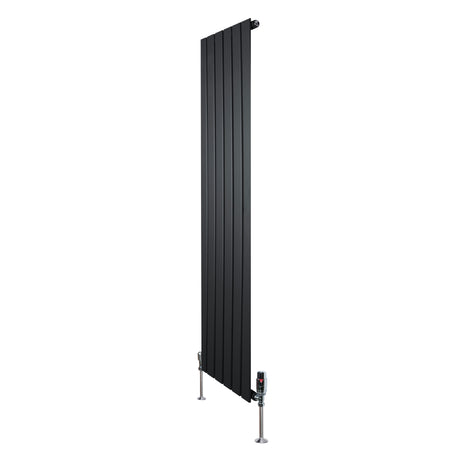 Radiatore piatto monocolonna nero, 1600 x 420 mm, con finitura liscia e valvole moderne, ideale per ambienti contemporanei