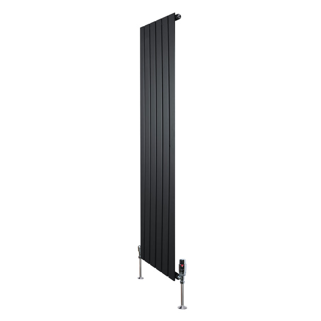 Radiatore piatto monocolonna nero, 1600 x 420 mm, con finitura liscia e valvole moderne, ideale per ambienti contemporanei