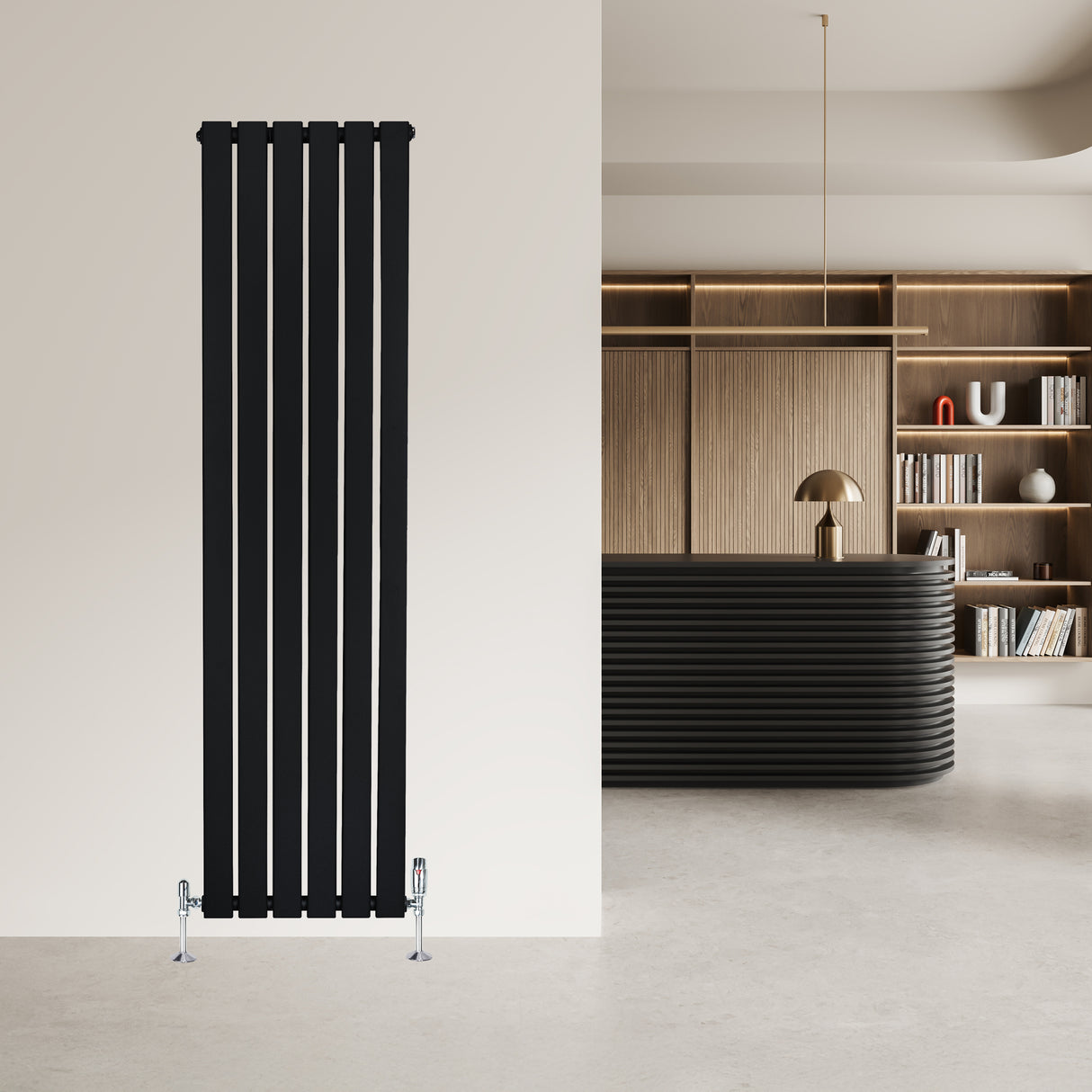 Radiatore piatto monocolonna nero, 1600 x 420 mm, con finitura liscia e valvole, installato su parete in un ambiente moderno e minimalista