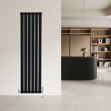 Radiatore piatto monocolonna nero, 1600 x 420 mm, con finitura liscia e valvole, installato su parete in un ambiente moderno e minimalista