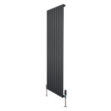 Radiatore piatto monocolonna grigio antracite, altezza 1600 mm e larghezza 560 mm, con finitura liscia e valvole integrate