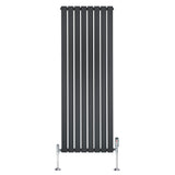 Radiatore piatto monocolonna grigio antracite, design elegante con finitura liscia e valvole cromate, dimensioni 1600 x 560 mm