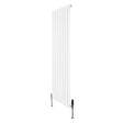 Radiatore piatto monocolonna bianco, dimensioni 1600 x 560 mm, con finitura liscia e valvole cromate, design moderno e minimalista